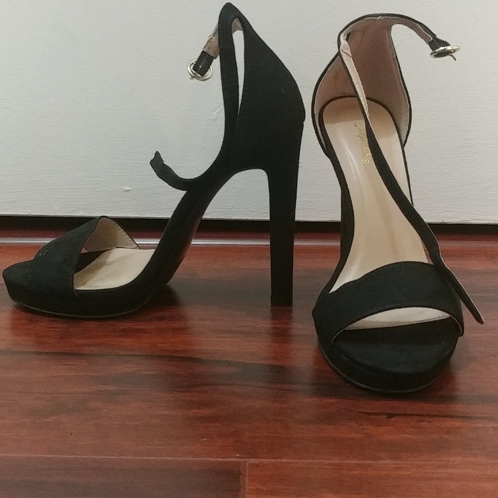 Qupid size 6.5 strappy heels, black
